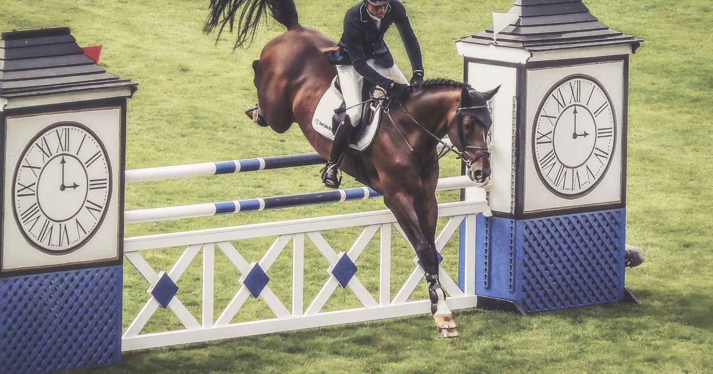 Cavalier franchissant un obstacle en concours